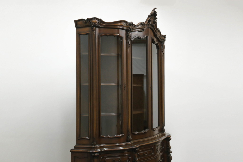 中古　美品!!　カリモク家具(karimoku)　domani(ドマーニ)　Louis(ルイ)XVシリーズ　優美な装飾がクラシカルな雰囲気を高めるキャビネット(食器棚、カップボード、収納棚、戸棚、飾り棚)(定価約280万円)(R-075583)