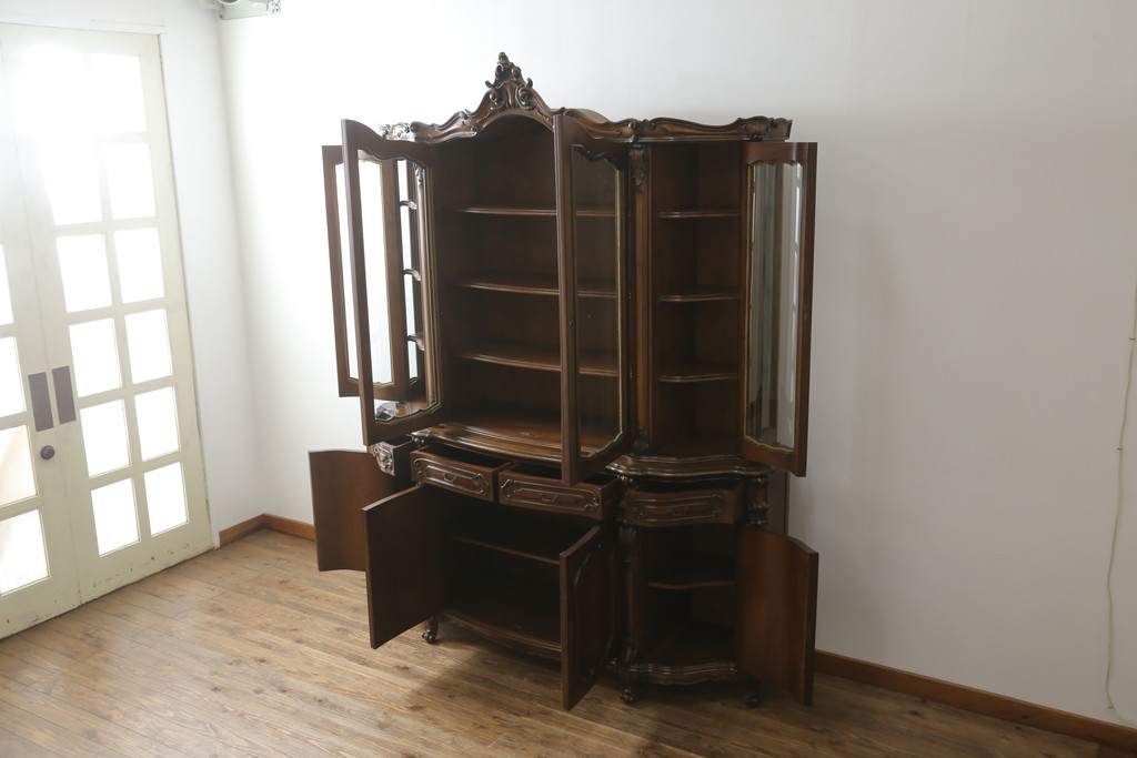 中古　美品!!　カリモク家具(karimoku)　domani(ドマーニ)　Louis(ルイ)XVシリーズ　優美な装飾がクラシカルな雰囲気を高めるキャビネット(食器棚、カップボード、収納棚、戸棚、飾り棚)(定価約280万円)(R-075583)
