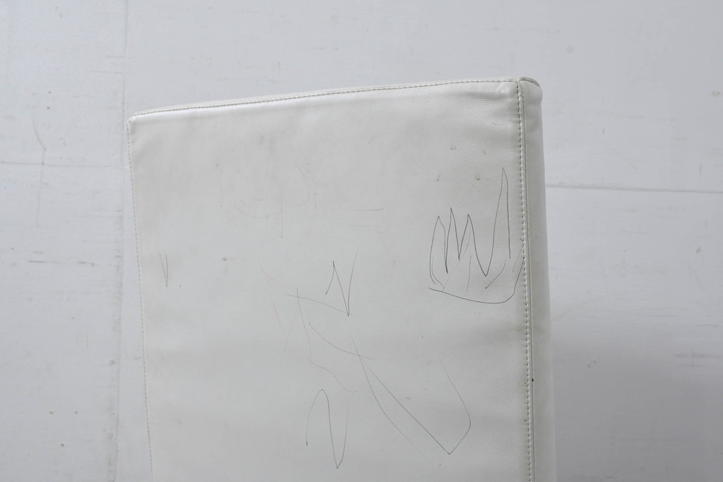 中古　B&B Italia(ビーアンドビー イタリア)　SOLO(ソロ)　Antonio Citterio(アントニオチッテリオ)　本革(レザー)　シンプルで洗練された佇まいのダイニングチェア(椅子、アームレスチェア)(定価約23万円)(R-082129)