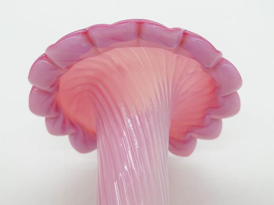 西洋アンティーク　ヴァセリンガラス　ウラン　繊細で華やかな装飾が目を惹く花瓶(花器、花入、フラワーベース、ワセリンガラス、木箱付き)(R061964)