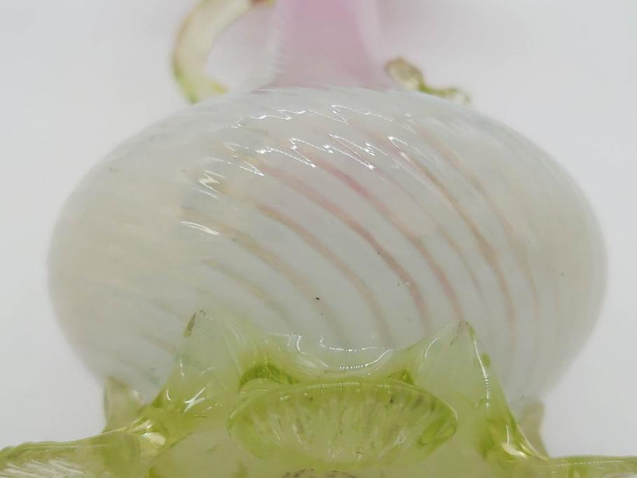 西洋アンティーク　ヴァセリンガラス　ウラン　繊細で華やかな装飾が目を惹く花瓶(花器、花入、フラワーベース、ワセリンガラス、木箱付き)(R061964)