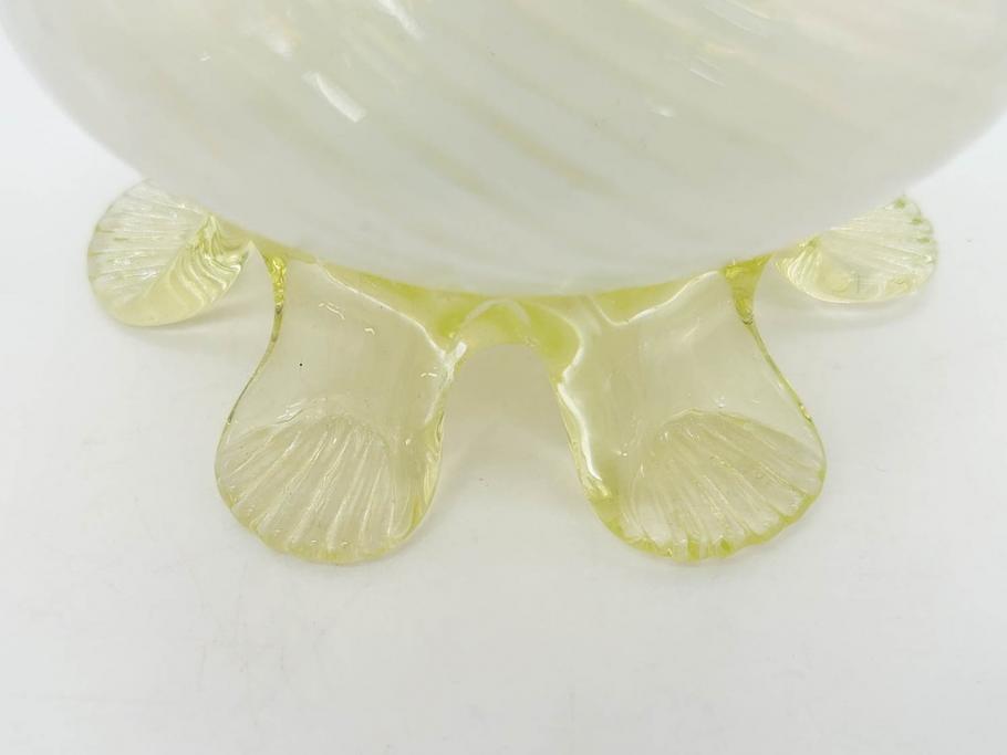 西洋アンティーク　ヴァセリンガラス　ウラン　繊細で華やかな装飾が目を惹く花瓶(花器、花入、フラワーベース、ワセリンガラス、木箱付き)(R061964)