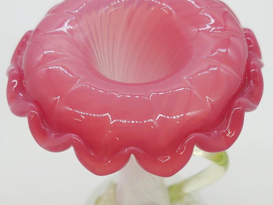 西洋アンティーク　ヴァセリンガラス　ウラン　繊細で華やかな装飾が目を惹く花瓶(花器、花入、フラワーベース、ワセリンガラス、木箱付き)(R061964)