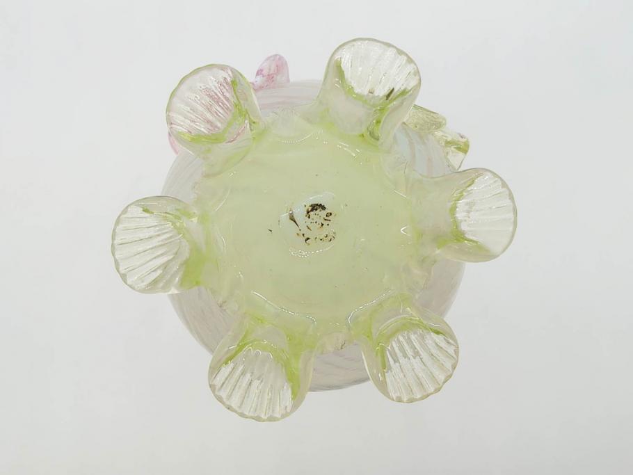 西洋アンティーク　ヴァセリンガラス　ウラン　繊細で華やかな装飾が目を惹く花瓶(花器、花入、フラワーベース、ワセリンガラス、木箱付き)(R061964)