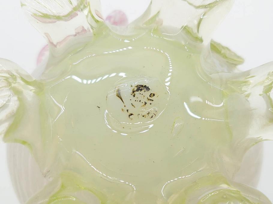 西洋アンティーク　ヴァセリンガラス　ウラン　繊細で華やかな装飾が目を惹く花瓶(花器、花入、フラワーベース、ワセリンガラス、木箱付き)(R061964)