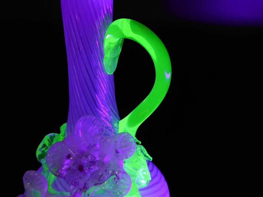 西洋アンティーク　ヴァセリンガラス　ウラン　繊細で華やかな装飾が目を惹く花瓶(花器、花入、フラワーベース、ワセリンガラス、木箱付き)(R061964)
