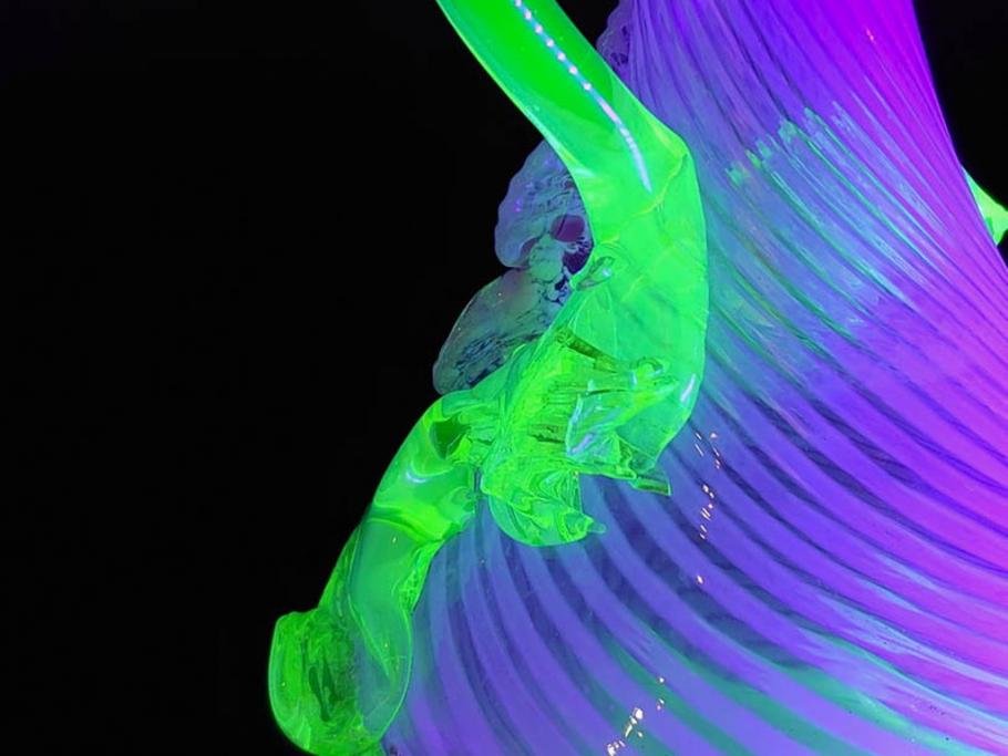 西洋アンティーク　ヴァセリンガラス　ウラン　繊細で華やかな装飾が目を惹く花瓶(花器、花入、フラワーベース、ワセリンガラス、木箱付き)(R061964)