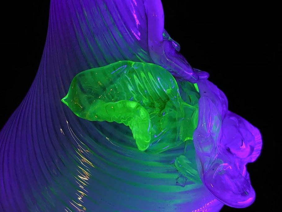 西洋アンティーク　ヴァセリンガラス　ウラン　繊細で華やかな装飾が目を惹く花瓶(花器、花入、フラワーベース、ワセリンガラス、木箱付き)(R061964)