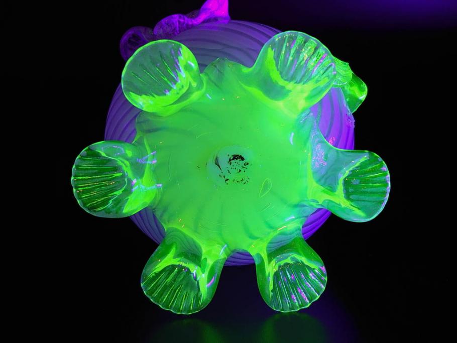 西洋アンティーク　ヴァセリンガラス　ウラン　繊細で華やかな装飾が目を惹く花瓶(花器、花入、フラワーベース、ワセリンガラス、木箱付き)(R061964)