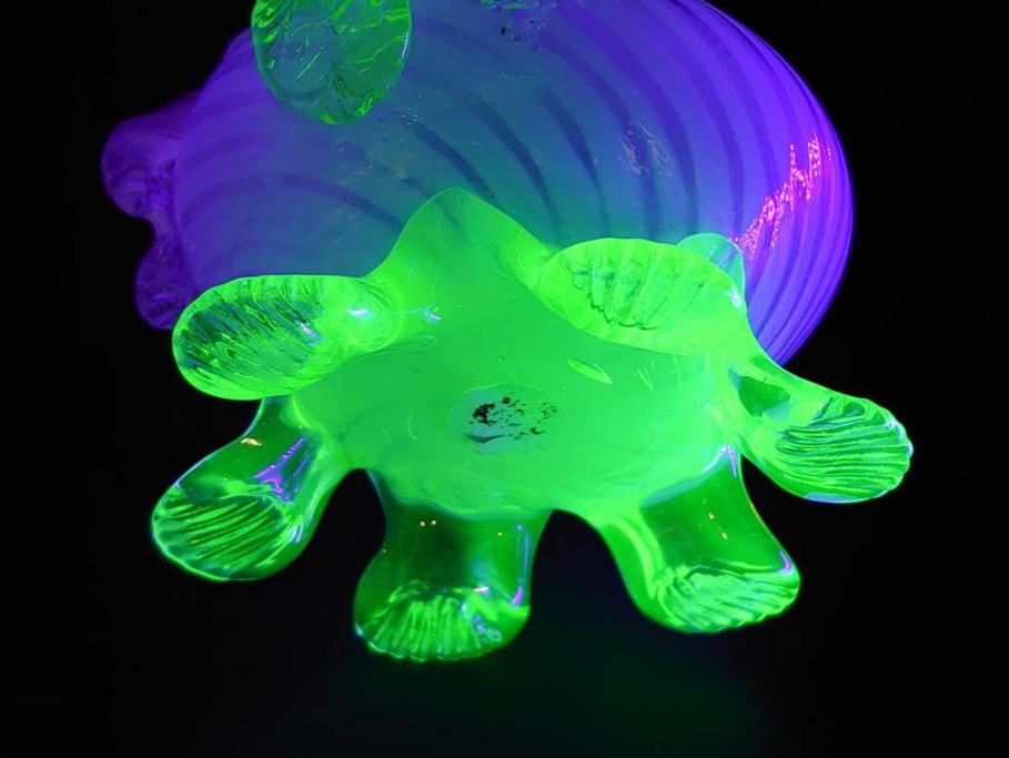 西洋アンティーク　ヴァセリンガラス　ウラン　繊細で華やかな装飾が目を惹く花瓶(花器、花入、フラワーベース、ワセリンガラス、木箱付き)(R061964)