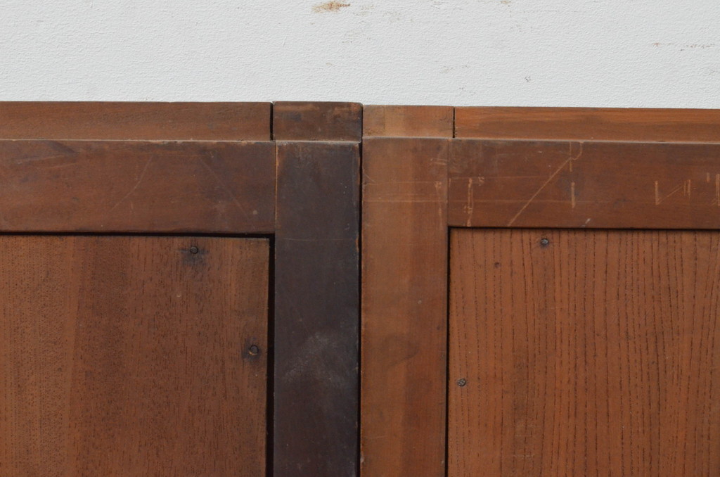 アンティーク建具　総欅(ケヤキ)材　濃い木色が落ち着いた雰囲気を醸し出す板戸窓2枚セット(引き戸)(R-067845)