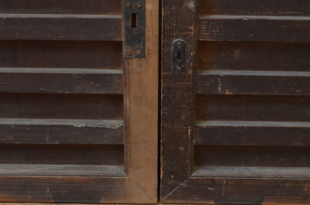 アンティーク建具　古き時代の味わいが魅力的な横桟板戸窓2枚セット(格子戸、引き戸)(R-067847)