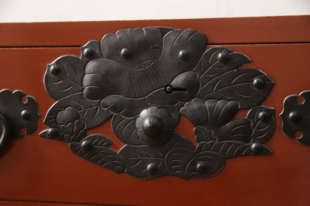 和製ビンテージ　朱塗り　鋲と凝った金具の意匠が目を引く米沢箪笥(手許箪笥、和タンス、収納たんす、小箪笥、小物収納、引き出し、ヴィンテージ)(R-066316)