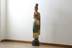 中古　美品!!　等身大　穏やかな表情と美しい民族衣装が目を惹くサワディー人形(ディスプレイ、オブジェ、店舗什器)(定価約16万円)(R-077687)