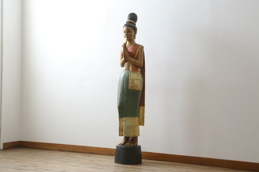 中古　美品!!　等身大　穏やかな表情と美しい民族衣装が目を惹くサワディー人形(ディスプレイ、オブジェ、店舗什器)(定価約16万円)(R-077687)