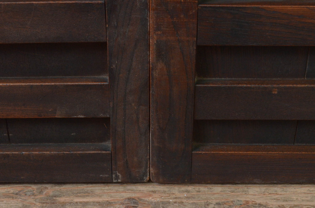 アンティーク建具　総欅(ケヤキ)材　時代の流れを感じさせる木味が魅力の横桟板戸窓2枚セット(格子戸、引き戸)(R-067856)