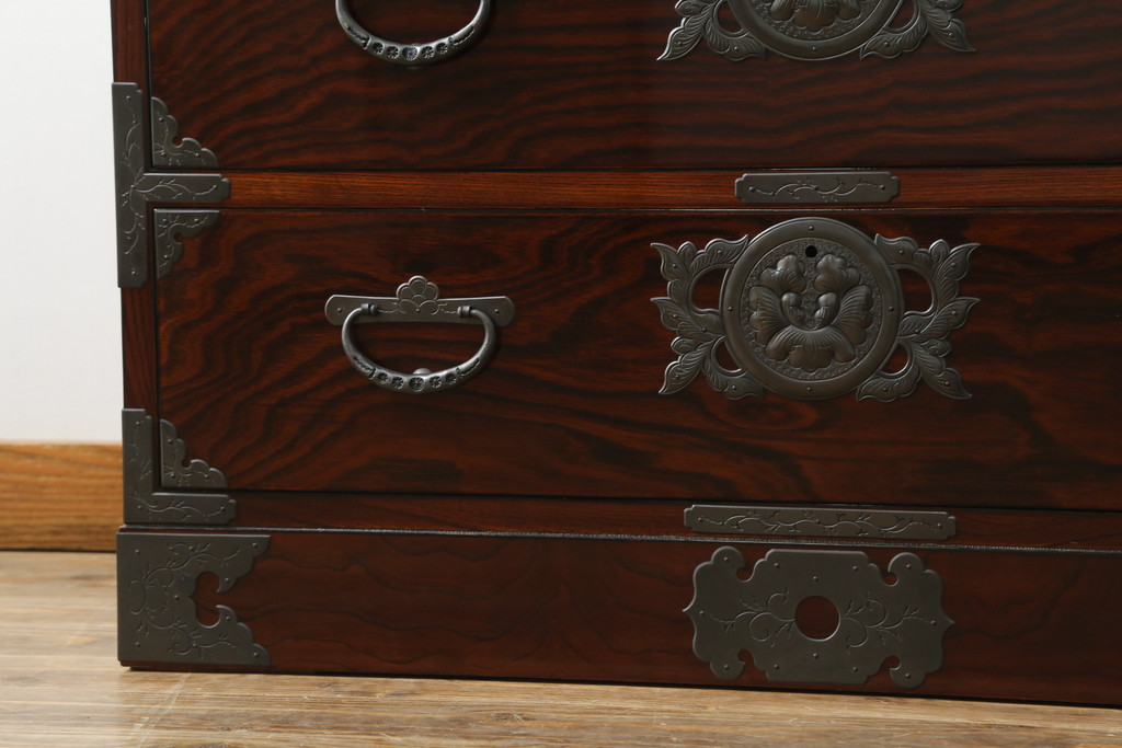 中古　美品!!　岩谷堂箪笥　別注　華塗り(木地呂塗り)　立派な手打ち金具が和の雰囲気を高める和箪笥(収納箪笥、衣装箪笥、引き出し、サイドチェスト)(定価約160万円)(R-075194)