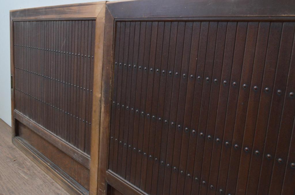 アンティーク建具　ヒノキ材と欅(ケヤキ)材の縦桟板戸窓2枚セット(引き戸、格子戸、鎧戸)(R-067945)