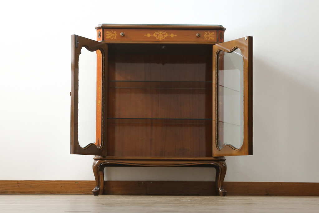 中古　イタリア家具　上品な佇まいが目を引く象嵌入りキャビネット(キュリオケース、ガラスケース、飾り棚、収納棚、戸棚)(R-068818)
