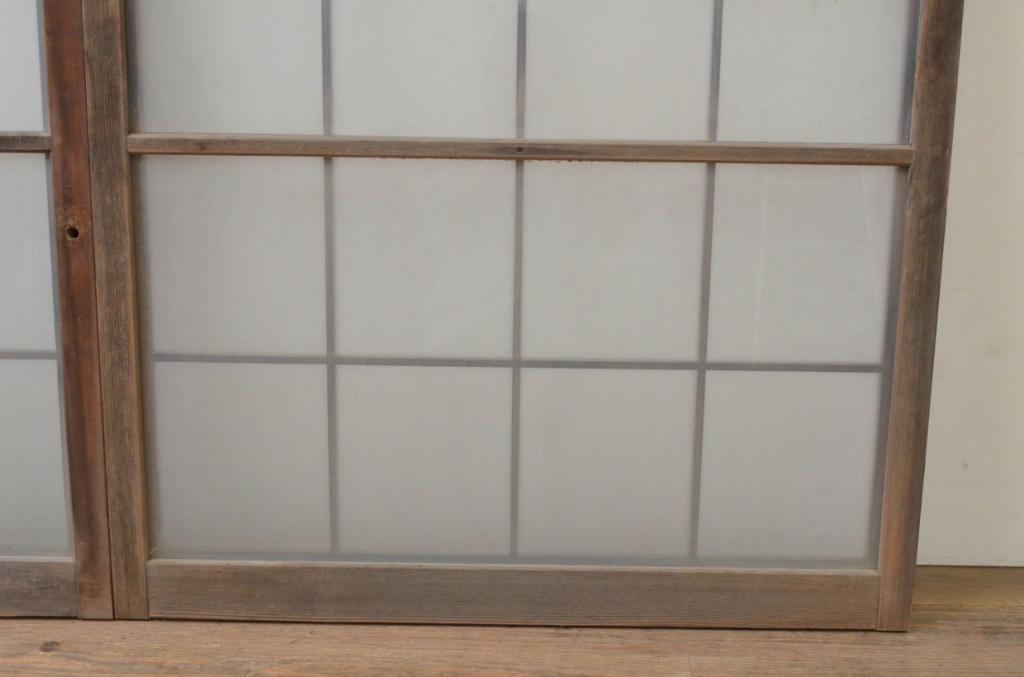 アンティーク建具　どこか懐かしい雰囲気を感じる升目(マス目)格子入りのガラス窓2枚セット(引き戸、ガラス戸)(R-067956)