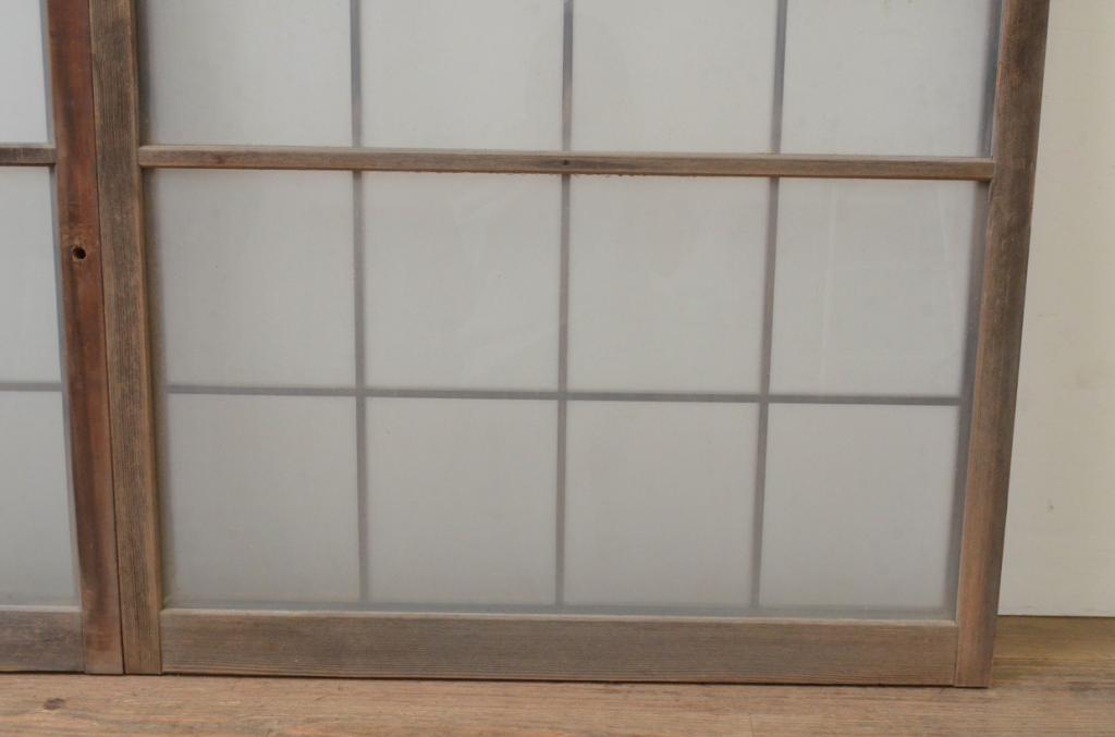 アンティーク建具　どこか懐かしい雰囲気を感じる升目(マス目)格子入りのガラス窓2枚セット(きつね格子、狐格子、引き戸、ガラス戸)(R-067956)