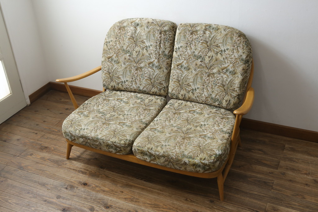 中古　美品!!　ERCOL(アーコール)　ボタニカル柄のファブリックが上品な2人掛けソファ(アームソファ、2Pソファ、二人掛け、英国、北欧)(R-082222)