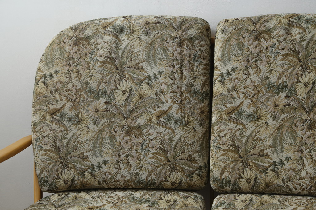 中古　美品!!　ERCOL(アーコール)　ボタニカル柄のファブリックが上品な2人掛けソファ(アームソファ、2Pソファ、二人掛け、英国、北欧)(R-082222)