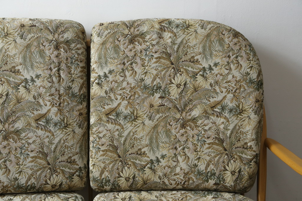 中古　美品!!　ERCOL(アーコール)　ボタニカル柄のファブリックが上品な2人掛けソファ(アームソファ、2Pソファ、二人掛け、英国、北欧)(R-082222)