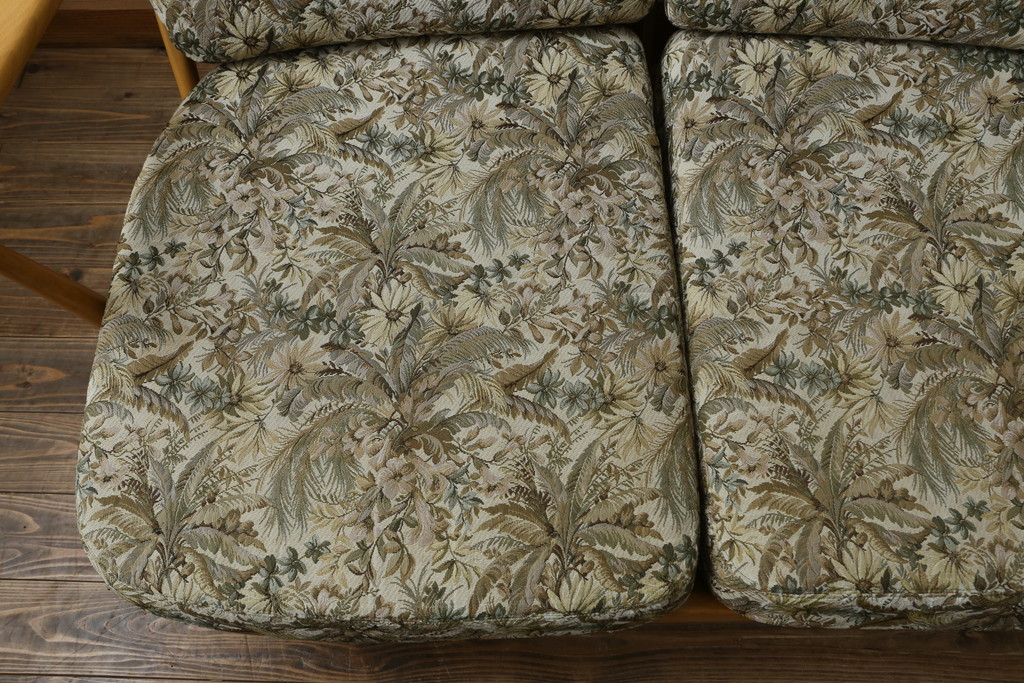 中古　美品!!　ERCOL(アーコール)　ボタニカル柄のファブリックが上品な2人掛けソファ(アームソファ、2Pソファ、二人掛け、英国、北欧)(R-082222)