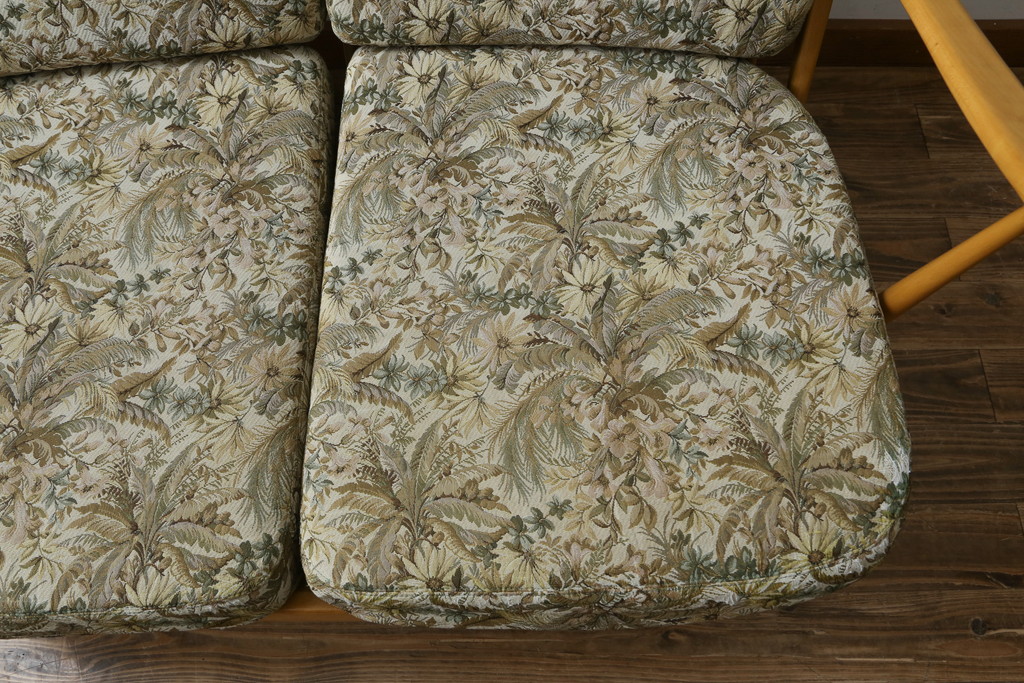 中古　美品!!　ERCOL(アーコール)　ボタニカル柄のファブリックが上品な2人掛けソファ(アームソファ、2Pソファ、二人掛け、英国、北欧)(R-082222)