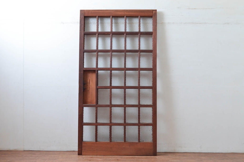 アンティーク建具　亀甲金網入りの重厚感あるマスメ格子蔵戸1枚(きつね格子、狐格子、升目格子戸、引き戸、蔵戸、格子戸、マス目、金網戸)(R-081036)