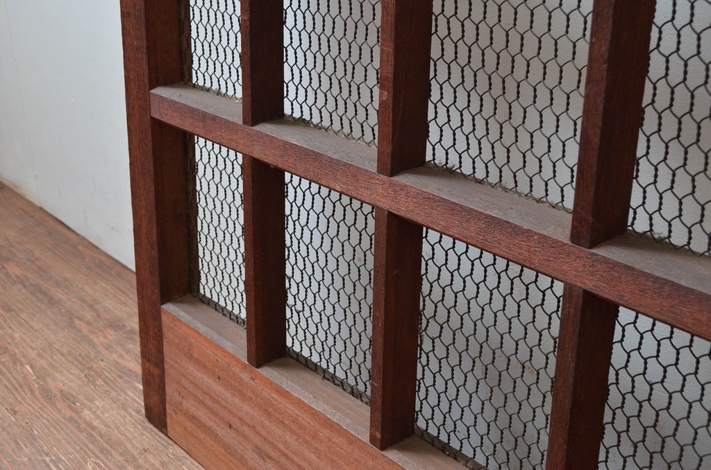 アンティーク建具　亀甲金網入りの重厚感あるマスメ格子蔵戸1枚(きつね格子、狐格子、升目格子戸、引き戸、蔵戸、格子戸、マス目、金網戸)(R-081036)