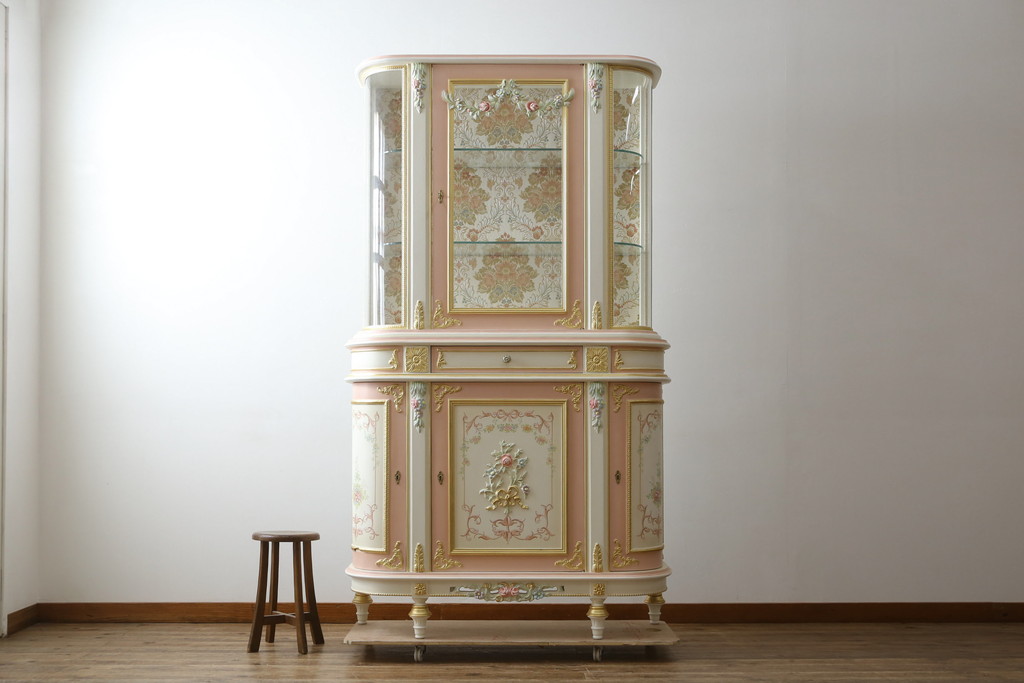 中古　美品　イタリア高級家具　ロココ調　Fratelli Origgi(フラテッリ・オリッジ)　圧迫感を抑えたRガラスの優しいデザインが魅力的なキャビネット(旧Mario Colciago&Figli(マリオ・コルチャゴ)、キュリオケース、ガラスケース、ショーケース、飾り棚、Rガラス、曲げガラス)(定価約200万円)(R-081616)