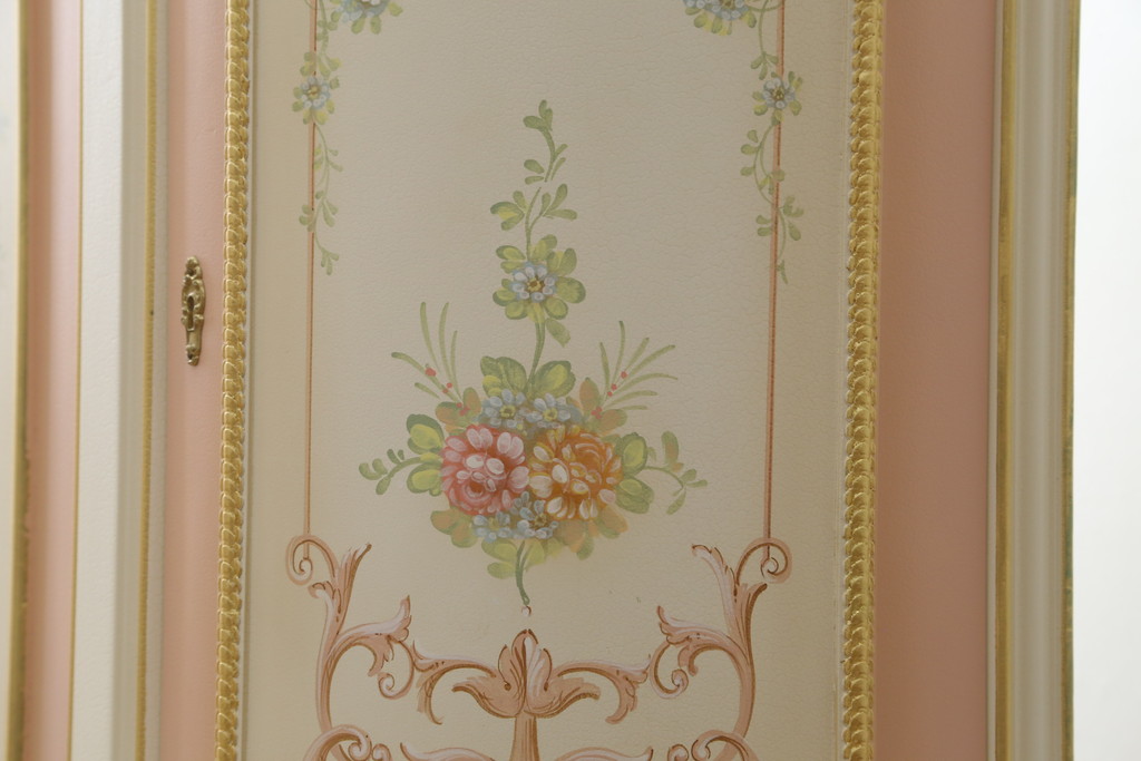 中古　美品　イタリア高級家具　ロココ調　Fratelli Origgi(フラテッリ・オリッジ)　圧迫感を抑えたRガラスの優しいデザインが魅力的なキャビネット(旧Mario Colciago&Figli(マリオ・コルチャゴ)、キュリオケース、ガラスケース、ショーケース、飾り棚、Rガラス、曲げガラス)(定価約200万円)(R-081616)