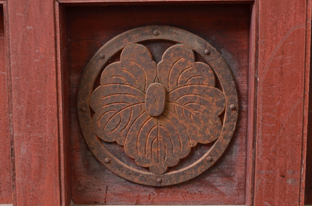アンティーク建具　上手物!!　北陸産　総欅(ケヤキ)材　古い木味や金具が時代の流れを感じる格子蔵戸1枚(格子戸、引き戸、玄関戸)(R-081037)