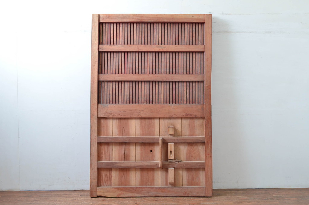 アンティーク建具　上手物!!　北陸産　総欅(ケヤキ)材　古い木味や金具が時代の流れを感じる格子蔵戸1枚(格子戸、引き戸、玄関戸)(R-081037)