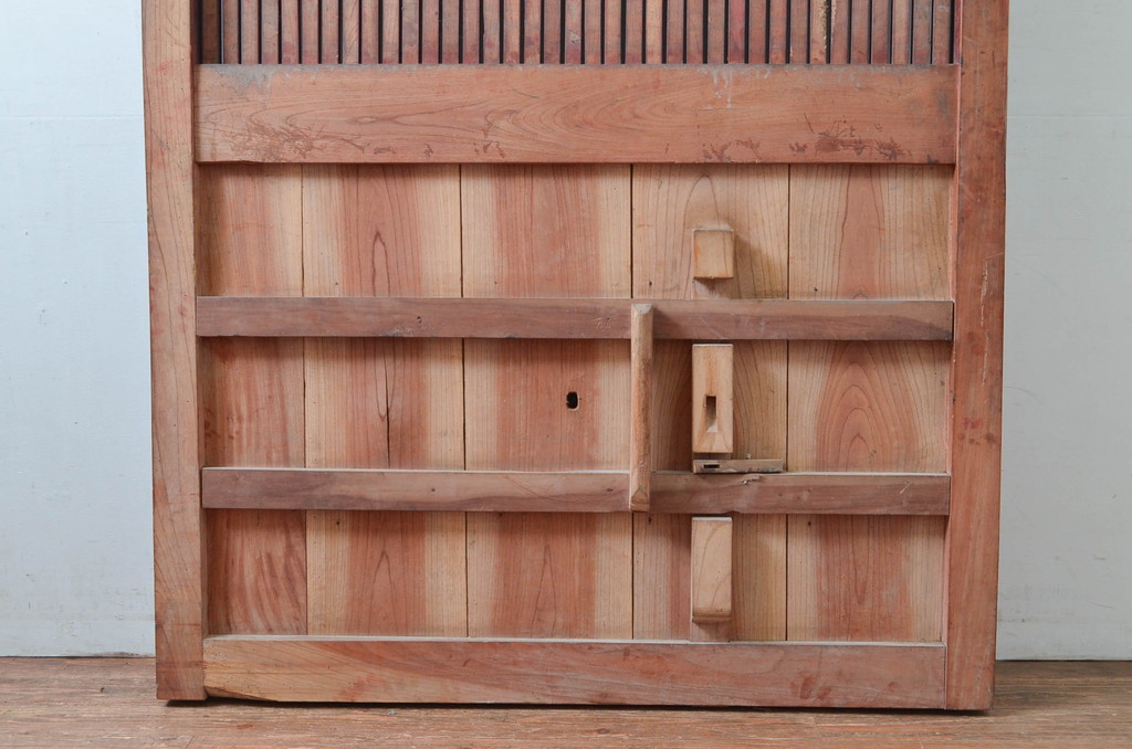 アンティーク建具　上手物!!　北陸産　総欅(ケヤキ)材　古い木味や金具が時代の流れを感じる格子蔵戸1枚(格子戸、引き戸、玄関戸)(R-081037)