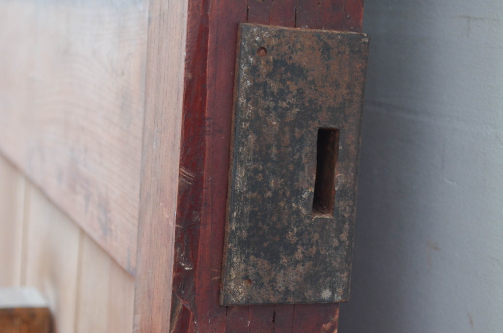 アンティーク建具　上手物!!　北陸産　総欅(ケヤキ)材　古い木味や金具が時代の流れを感じる格子蔵戸1枚(格子戸、引き戸、玄関戸)(R-081037)