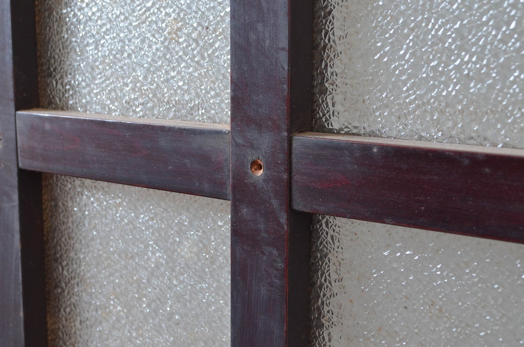 アンティーク建具　上手物!!　漆塗り　細かなマス目格子のガラス入り蔵戸1枚(升目格子、きつね格子、狐格子、格子戸、引き戸、ガラス戸)(R-081038)