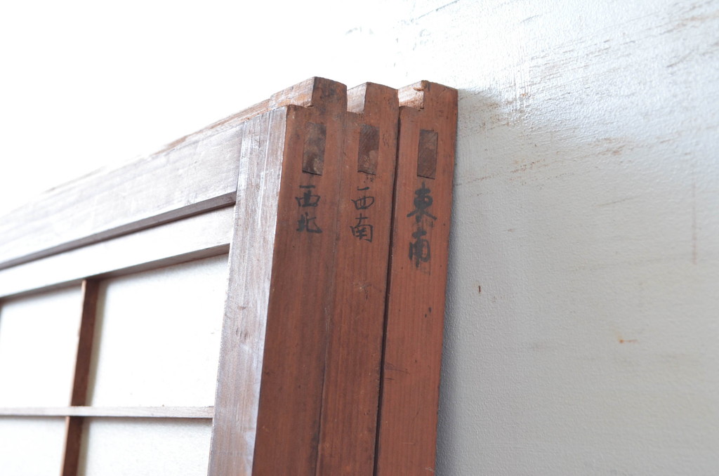 アンティーク建具　裏障子付き　どこか懐かしい雰囲気を感じるレトロな格子戸3枚セット(引き戸、障子戸)(R-081039)