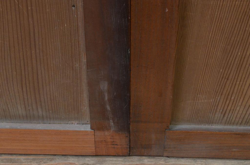 アンティーク建具　和の趣溢れる欅(ケヤキ)枠と杉板の板戸窓2枚セット(引き戸)(R-067981)