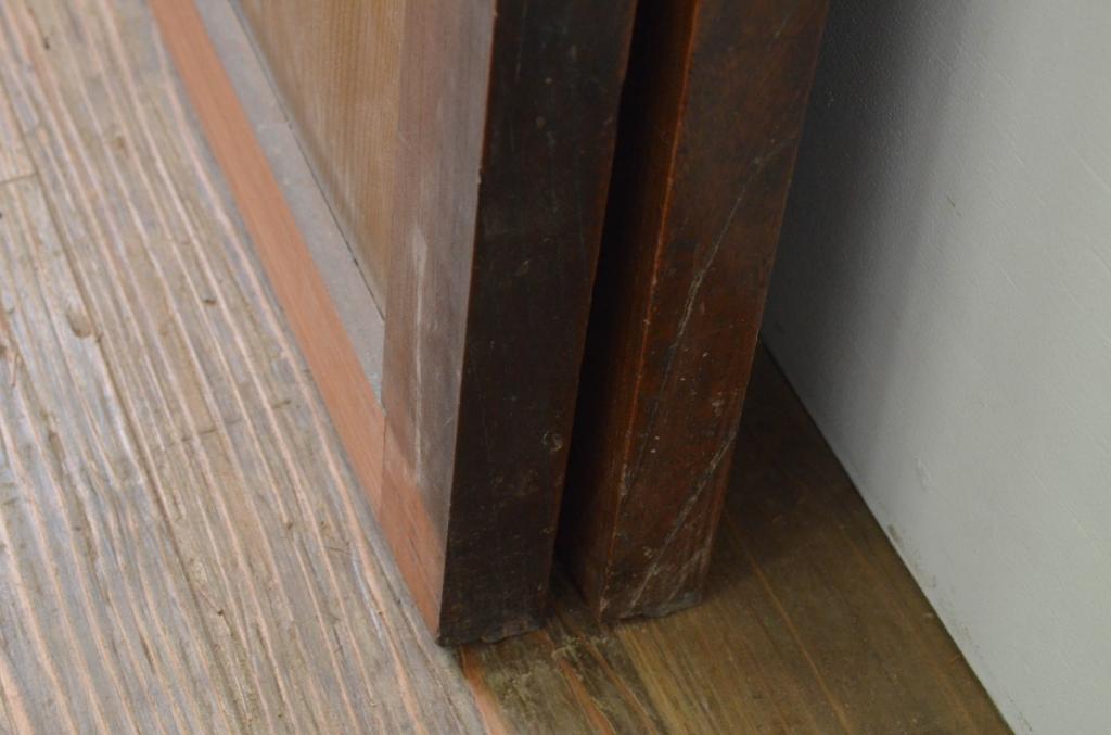 アンティーク建具　和の趣溢れる欅(ケヤキ)枠と杉板の板戸窓2枚セット(引き戸)(R-067981)