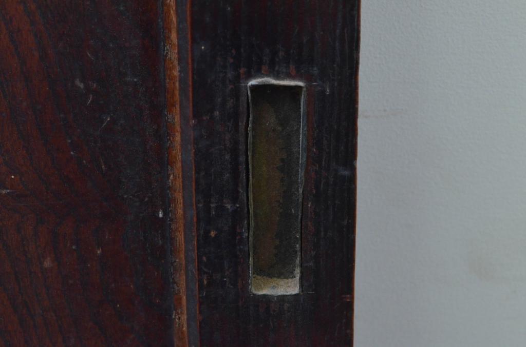 アンティーク建具　和の趣溢れる杉材枠と欅(ケヤキ)材の板戸窓2枚セット(引き戸)(R-067982)