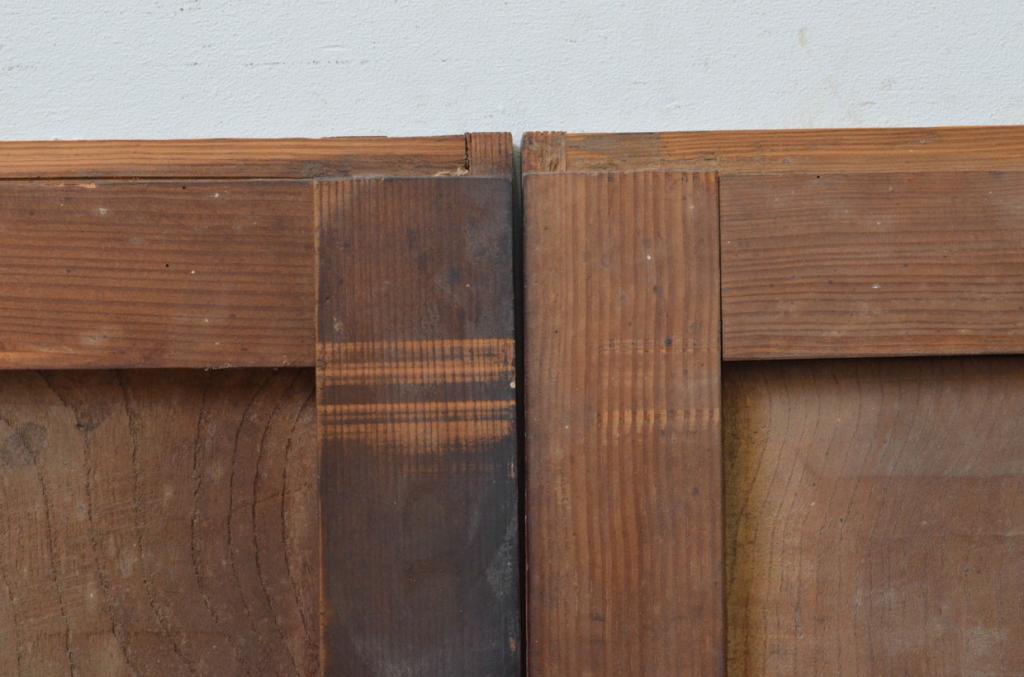アンティーク建具　和の趣溢れる杉材枠と欅(ケヤキ)材の板戸窓2枚セット(引き戸)(R-067982)