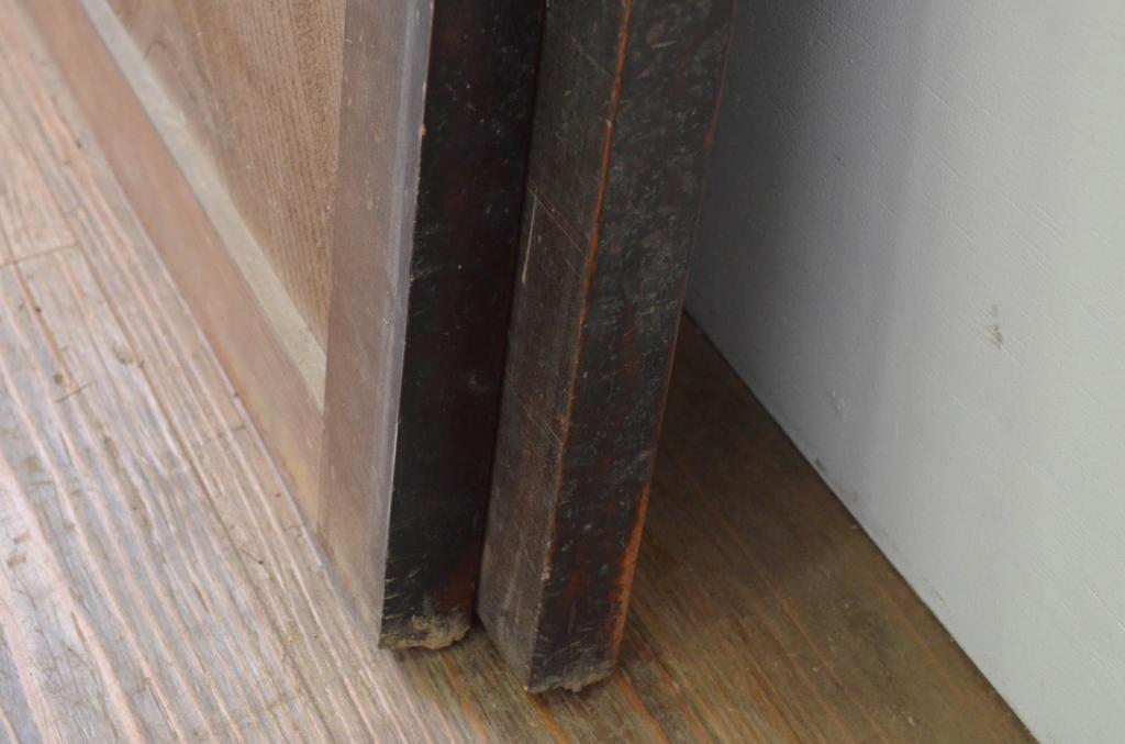 アンティーク建具　和の趣溢れる杉材枠と欅(ケヤキ)材の板戸窓2枚セット(引き戸)(R-067982)