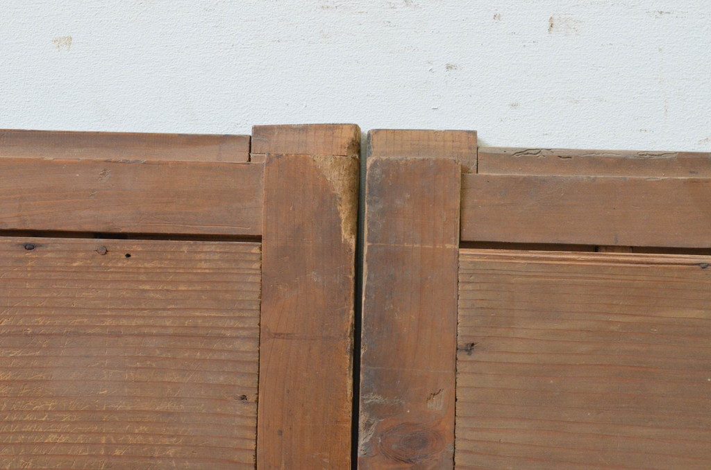 アンティーク建具　杉材　時代の流れを感じさせる縦桟板戸窓2枚セット(引き戸)(R-067867)