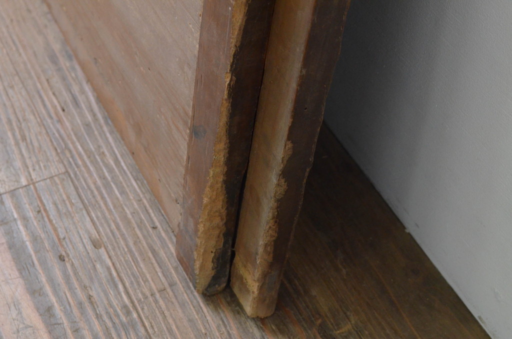 アンティーク建具　杉材　時代の流れを感じさせる縦桟板戸窓2枚セット(引き戸)(R-067867)