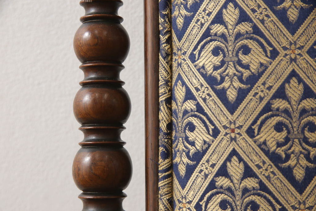 イギリスアンティーク　気品漂う優美な装飾が魅力のウォールナット材製キャスター付きナーシングチェア(椅子、ダイニングチェア)(R-049369)