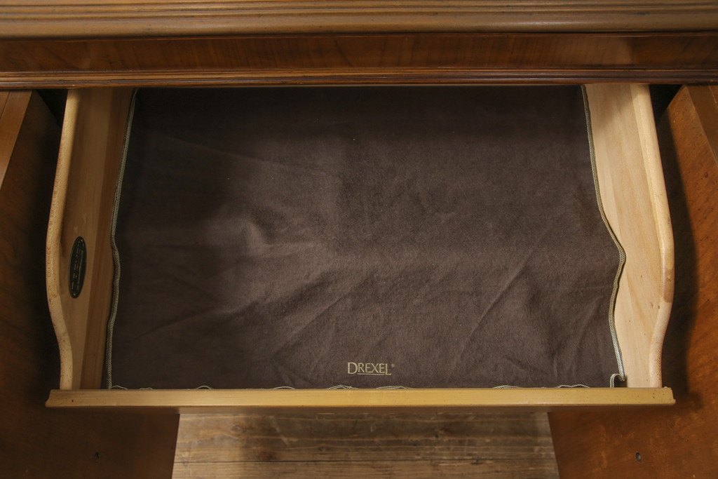 中古　美品　DREXEL HERITAGE(ドレクセルヘリテイジ)　品のある佇まいが美しいサイドボード(収納棚、戸棚、キャビネット)(R-054418)