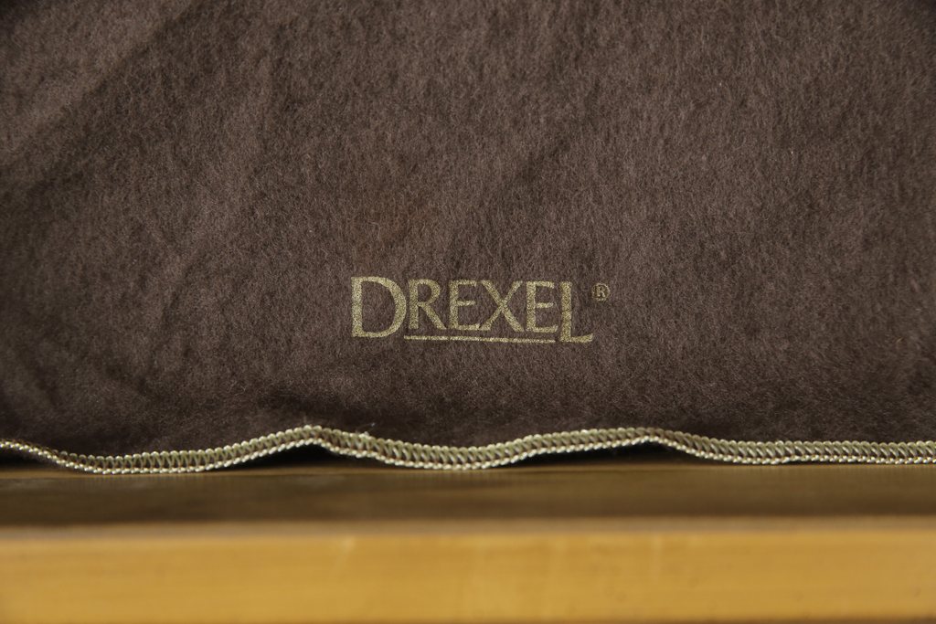 中古　美品　DREXEL HERITAGE(ドレクセルヘリテイジ)　品のある佇まいが美しいサイドボード(収納棚、戸棚、キャビネット)(R-054418)